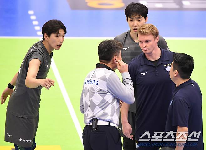 한선수의 지적을 곧바로 받아들인 틸리카이넨 감독이 비디오판독을 요청했다.