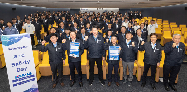 대한항공은 3일 서울 강서구 대한항공 본사에서 제1회 '세이프티 데이(Safety Day)' 기념행사를 개최했다. 사진은 조원태 한진그룹 회장(왼쪽 세번째), 우기홍 대한항공 대표이사 사장(왼쪽 두번째), 유종석 대한항공 안전보건 총괄 겸 Operation부문 부사장(왼쪽 네번째) 등 참석 임직원들이 기념촬영을 하는 모습. ⓒ대한항공