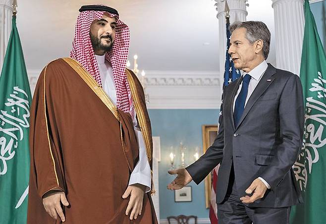 1일(현지 시각) 워싱턴DC 국무부 청사에서 토니 블링컨(오른쪽) 국무부 장관이 칼리드 빈 살만 사우디아라비아 국방 장관과 이야기를 나누고 있다. /AP 연합뉴스