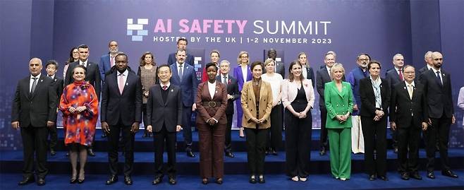 이종호 과학기술정보통신부 장관(앞줄 왼쪽에서 네 번째)과 미셸 도넬런 영국 과학혁신기술부 장관(앞줄 왼쪽에서 일곱 번째)을 비롯한
 28개국 과학기술 수장 및 관계자들이 1일 영국 버킹엄셔주 블레츨리 파크에서 열린 ‘제1차 AI 안전 정상회의’에 앞서 
기념촬영을 하고 있다. 밀턴킨스=AP 뉴시스