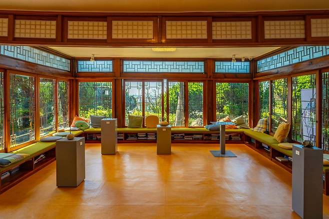 인천시민애집 '1883모던하우스'의 사랑채쉼터 내부 모습. 한국관광공사 제공