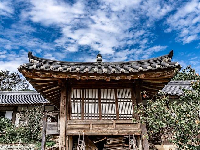 위풍당당한 기품이 흐르는 운조루의 사랑채. 한국관광공사 제공