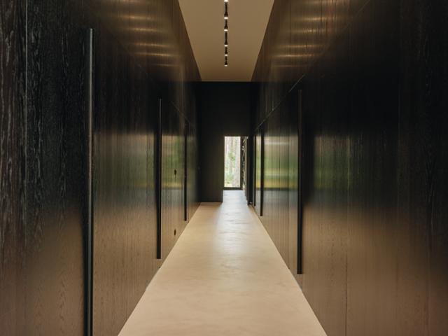 복도를 중심으로 침실과 욕실 등 개인공간이 길게 배치됐다. 블랙으로 통일한 벽과 문이 하나의 면처럼 이어져 있다. 토누 터널 건축사진작가 제공