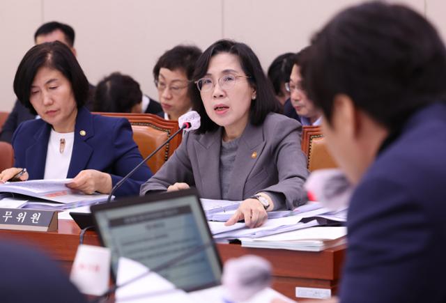 김현숙 여성가족부 장관이 2일 국회에서 열린 여성가족부 국정감사에서 의원들의 질의에 답변하고 있다. 뉴스1