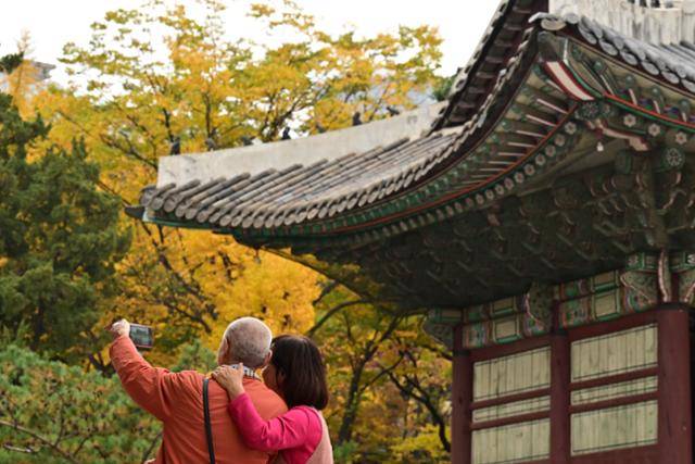 따뜻한 날씨가 계속되고 있는 3일 서울 중구 덕수궁에서 시민들이 기념사진을 찍고 있다. 최주연 기자