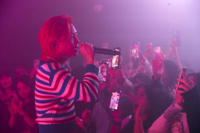 2일 오후 서울 강남구 신사동 클럽 VITA에서 진행된 두 번째 EP 발매 기념 '스포티파이 레이더 파티'에서 공연하고 있는 지올팍의 모습. 스포티파이 제공