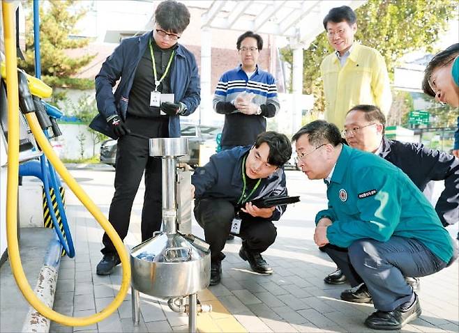< 주유소 간 산업부 2차관 >  강경성 산업통상자원부 2차관(앞줄 맨 오른쪽)이 2일 서울 동작구에 있는 한 주유소를 방문해 석유 가격과 품질, 유통 상황 등을 점검하고 있다.   /산업통상자원부 제공