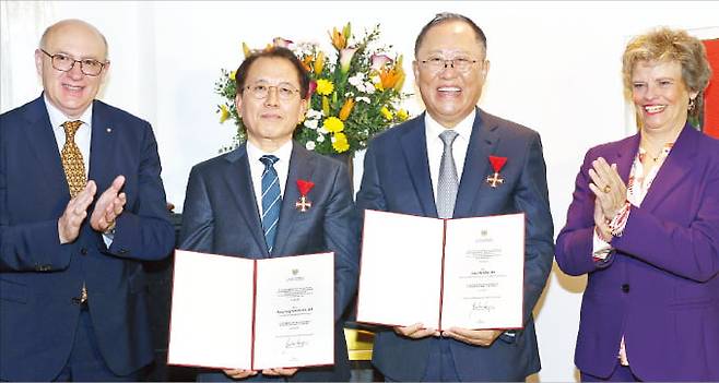 윤성용 국립중앙박물관장과 김정호 한국경제신문 사장이 한국과 오스트리아의 문화예술 분야 교류 증진에 기여한 공로로 3일 서울 성북동 오스트리아대사관저에서 ‘오스트리아 학술·예술 명예십자훈장’을 받았다. 왼쪽부터 볼프강 앙거홀처 주한 오스트리아 대사, 윤 관장, 김 사장, 사비나 하그 빈미술사박물관장.  강은구 기자