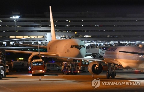 이스라엘에서 도쿄 하네다 공항에 도착한 자위대 수송기 지난달 19일(현지시간) 이스라엘에서 출발해 21일 도쿄에 도착한 자위대 수송기가 활주로 위에 서 있다. [연합뉴스]