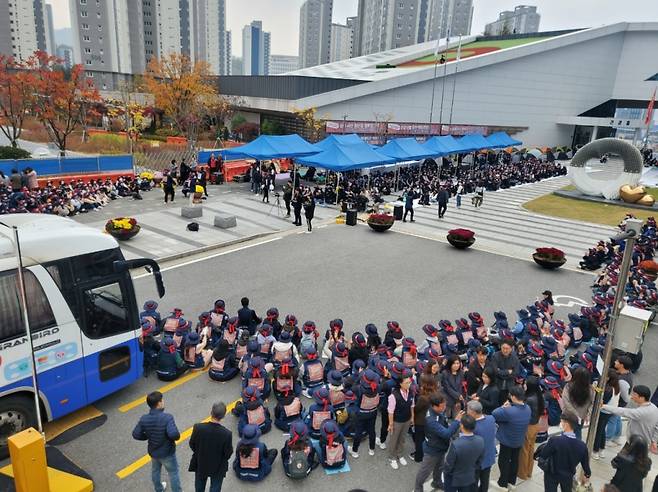 건강보험공단 고객센터 노조원들이 건보공단 본사에서 점거 농성을 벌이고 있다./사진= 건보공단