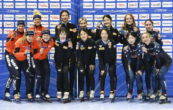 대한민국 여자 쇼트트랙 대표팀의 메달 색깔이 국제빙상연맹(ISU)의 판정 번복에 의해 金에서 銀으로 바뀌었다. 사진은 지난달 30일 캐나다 몬트리올에서 치른 2023-24 ISU 2차 월드컵 당시 금메달을 목에건 대한민국 쇼트트랙 여자 대표팀. /사진=뉴시스