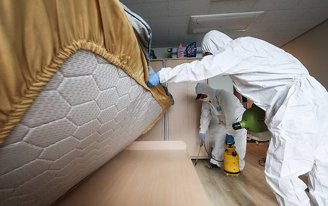 지난달 19일 대구 달서구 계명대 기숙사에서 방역업체 관계자들이 빈대(베드버그) 박멸을 위해 방역 소독을 하고 있다. [연합]