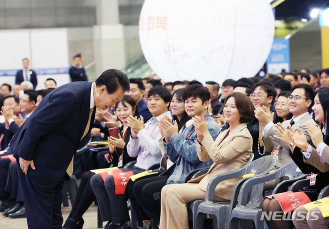 [고양=뉴시스] 조수정 기자 = 윤석열 대통령이 3일 경기도 고양시 킨텍스에서 열린 2023 대한민국 소상공인대회 개막식에서 인사하고 있다. (대통령실통신사진기자단) 2023.11.03. chocrystal@newsis.com