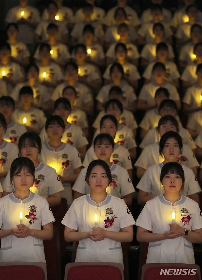 [인천=뉴시스] 전진환 기자 = 3일 오후 인천 연수구 가천대학교 메디컬캠퍼스에서 열린 제76회 나이팅게일 선서식에서 임상실습을 앞둔 간호대학 2학년 학생들이 촛불을 들고 있다. 2023.11.03. amin2@newsis.com