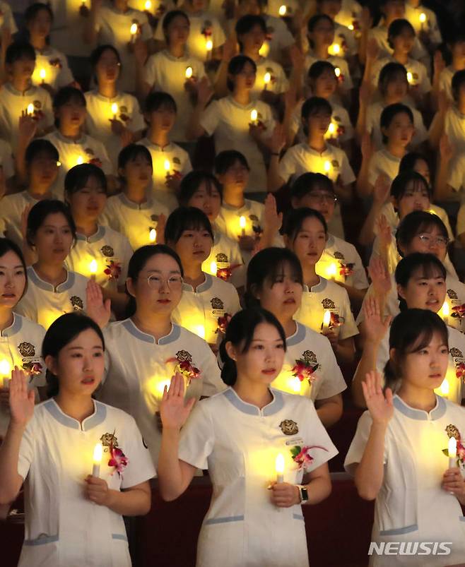 [인천=뉴시스] 전진환 기자 = 3일 오후 인천 연수구 가천대학교 메디컬캠퍼스에서 열린 제76회 나이팅게일 선서식에서 임상실습을 앞둔 간호대학 2학년 학생들이 촛불을 들고 선서를 하고 있다. 2023.11.03. amin2@newsis.com
