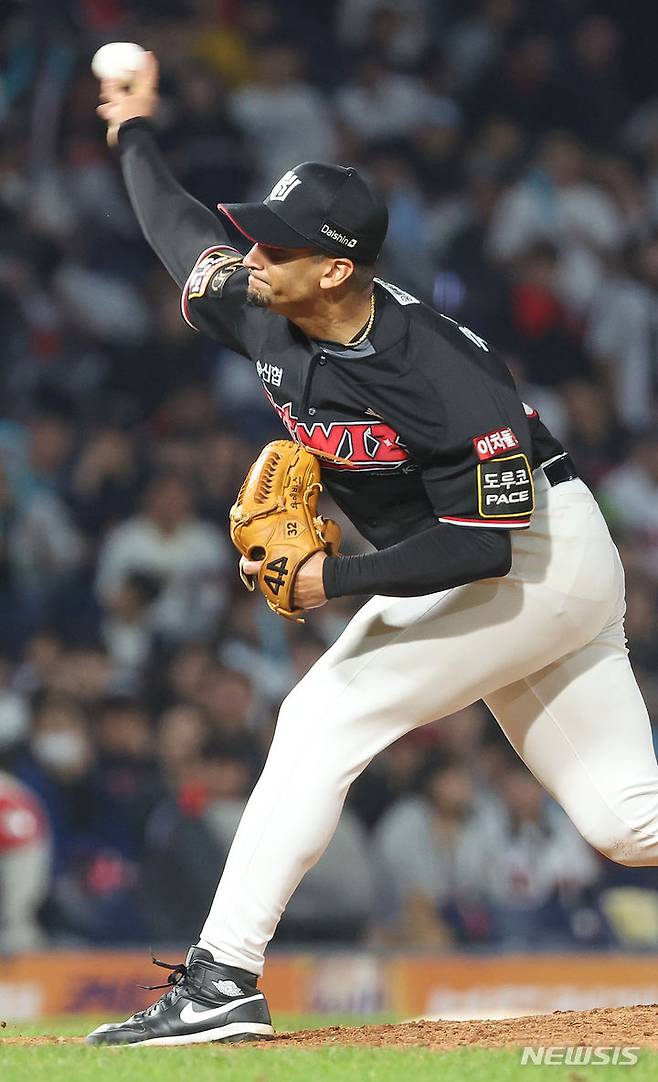 [창원=뉴시스] 김금보 기자 = 3일 오후 경남 창원NC파크에서 열린 2023 KBO 플레이오프 KT 위즈 대 NC 다이노스의 4차전 경기, 6회말 KT 선발 쿠에바스가 무실점 역투를 펼치고 있다. 2023.11.03. kgb@newsis.com