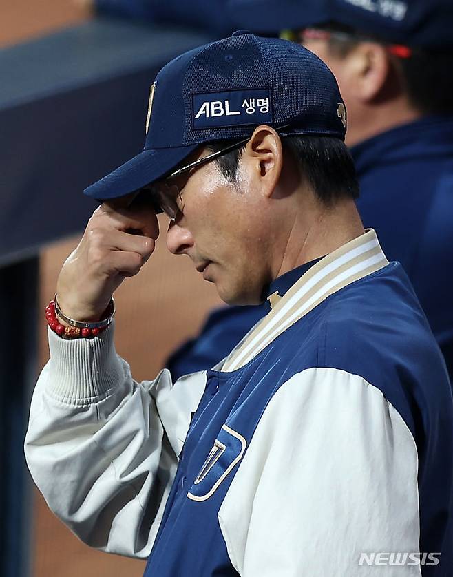 [창원=뉴시스] 김명년 기자 = 3일 오후 경남 창원NC파크에서 열린 2023 KBO 플레이오프 KT 위즈 대 NC 다이노스의 4차전 경기, 2회말 NC 강인권 감독이 경기를 지켜보던 중 이마를 만지고 있다. 2023.11.03. kmn@newsis.com