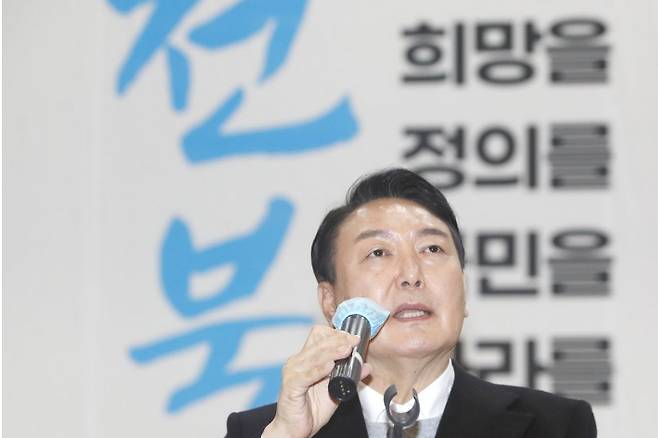 지난 2021년 12월 22일 당시 국민의힘 윤석열 대선 후보가 22일 오후 전북 전주시 덕진구 전북대학교에서 열린 전북선대위 출범식에서 인사말을 하고 있는 모습. 연합뉴스