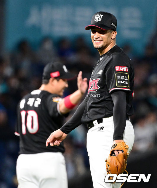 [OSEN=창원, 최규한 기자] 3일 오후 창원 NC파크에서 ‘2023 신한은행 SOL KBO 포스트시즌 플레이오프’ 4차전 NC 다이노스와 KT 위즈의 경기가 열렸다.5회말 무사 선두타자로 나선 NC 권희동을 내야 땅볼로 이끈 KT 선발 쿠에바스가 야수들을 바라보며 미소짓고 있다. 2023.11.03 / dreamer@osen.co.kr