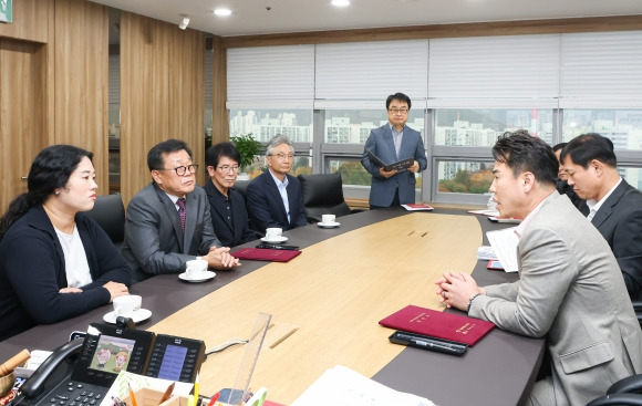 오언석(오른쪽) 서울 도봉구청장과 창동동아아파트 관계자들이 재건축 사업에 대해 논의하고 있다. 도봉구 제공