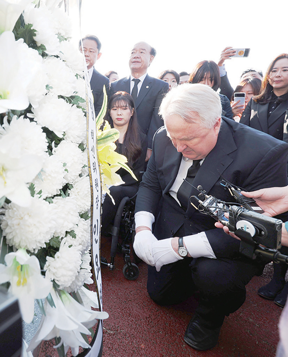 인요한 국민의힘 혁신위원장이 10월30일 광주 5·18민주 묘지 행방불명자 묘역에서 한쪽 무릎을 꿇고 묵념하고 있다. ⓒ연합뉴스