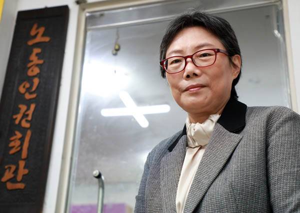 석원정 전 인권위원이 11월 1일 서울 중구 노동인권회관에서 주간경향과 인터뷰에 앞서 포즈를 취하고 있다. / 조태형 기자