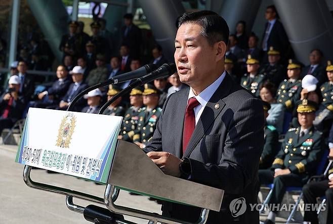 발언하는 신원식 장관 (계룡=연합뉴스) 이주형 기자 = 신원식 국방부 장관이 31일 충남 계룡대에서 열린 육군참모총장 이·취임식에서 발언하고 있다. 2023.10.31 coolee@yna.co.kr