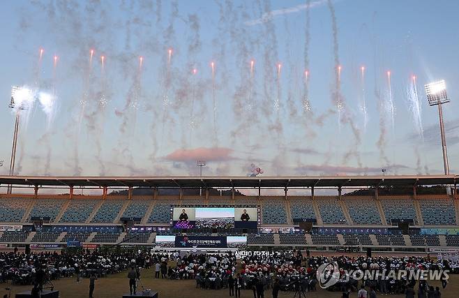 전국장애인체전 개막 축포 (목포=연합뉴스) 조남수 기자 = 3일 오후 전남 목포종합경기장에서 열린 제43회 전국장애인체육대회 개막식에서 개막선언과 함께 축포가 터지고 있다. 2023.11.3 iso64@yna.co.kr