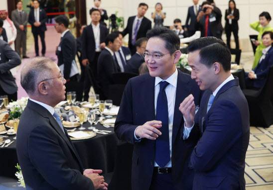 정의선 현대차그룹 회장(왼쪽부터), 이재용 삼성전자 회장, 김동관 한화 부회장이 지난달 23일(현지시간) 사우디아라비아 리야드의 메리어트 호텔에서 열린 윤석열 대통령 국빈 방문 동행 경제인 만찬에서 대화하고 있다. (사진=연합뉴스)