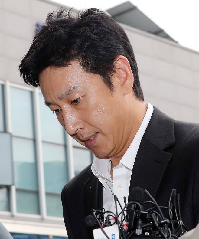 마약 투약 혐의를 받고 있는 배우 이선균이 4일 오후 소환조사를 받기 위해 인천 남동구 인천논현경찰서로 들어서고 있다. (사진=뉴스1)