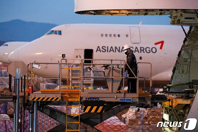 인천국제공항 아시아나항공 화물터미널에서 14일 관계자가 화물을 옮기고 있다. 2021.12.19/뉴스1 ⓒ News1 안은나 기자