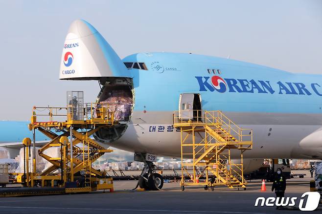 1일 오전 인천공항 대한항공 화물터미널에서 근무자들이 수출 화물을 싣고 있다. 2022.1.1/뉴스1 ⓒ News1 황기선 기자