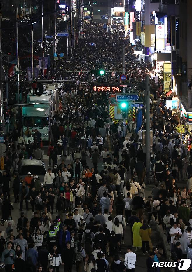 4일 오후 부산 수영구 광안리해수욕장 일대가 '제18회 부산불꽃축제'를 관람하기 위한 관람객들로 북적이고 있다. 2023.11.4/뉴스1 ⓒ News1 윤일지 기자