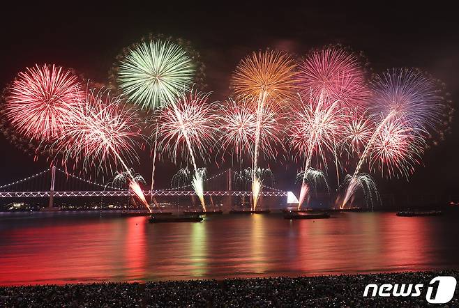 4일 오후 부산 수영구 광안리해수욕장 일대에서 열린 '제18회 부산불꽃축제'에서 화려한 불꽃이 부산 밤바다를 수놓고 있다. 2023.11.4/뉴스1 ⓒ News1 윤일지 기자