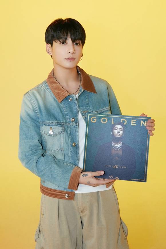 방탄소년단 정국이 3일 첫 솔로 앨범 'GOLDEN'을 발매했다. 앨범 전반부는 사랑에 빠진 사람이 연상되는 경쾌한 에너지의 곡, 후반부는 이별을 마주한 감정을 그리기 위해 다소 무거운 분위기의 곡들이 배치됐다. /빅히트 뮤직