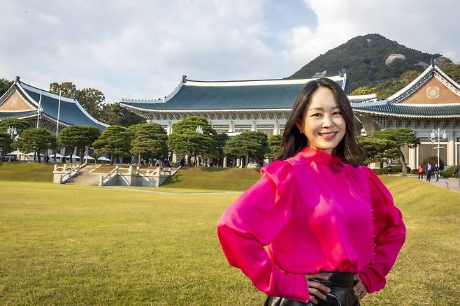 지난달 23일 청와대에서 포즈를 취한 배우 이수련. 여기서 늘 경호관 복장으로 근무했던 그녀는 그만두고 10년 만의 첫 방문이라고 했다. 청와대 색깔과 잘 어울릴 것 같다며 꽃분홍 블라우스를 골랐다. /이신영 영상미디어 기자
