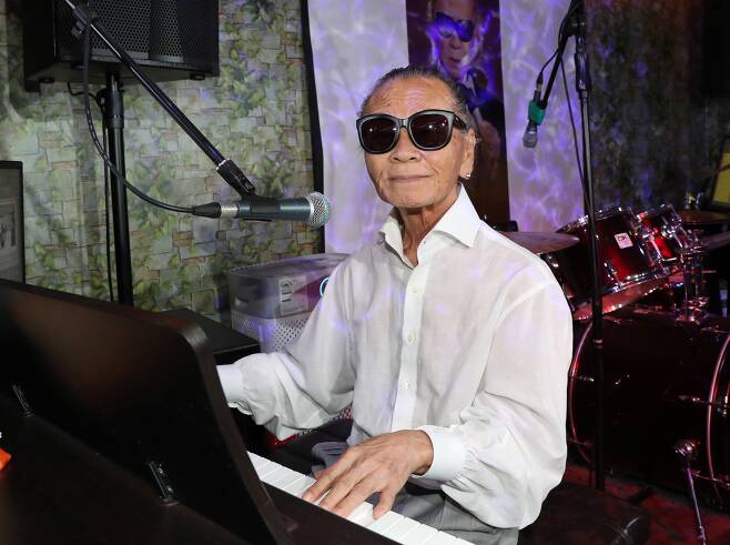 가수 쟈니 리가 14일 오후 서울 종로구 라이브카페 '프레스리'에서 직접 피아노를 치며 노래를 하고 있다. /남강호 기자