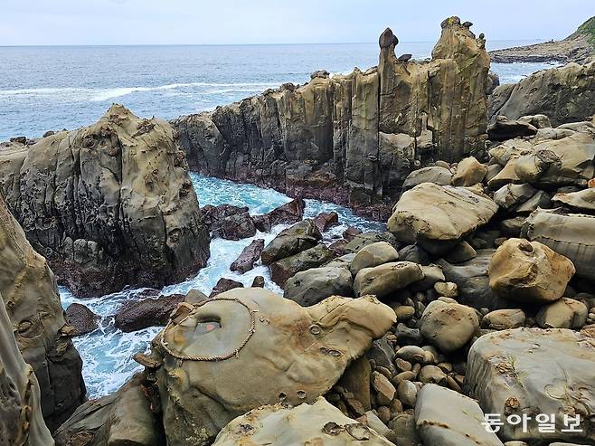 우도신궁 앞 해변에 있는 거북 모양 바위 ‘귀암’. 동그란 부분의 홈에 ‘운다마’를 던져 들어가면 소원이 이루어진다고 한다.
