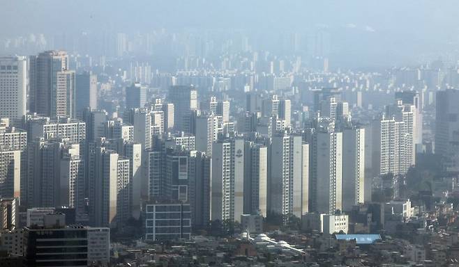 서 서울 강남구 무역센터에서 바라본 서울 송파구의 아파트 단지의 모습. 사진=뉴스1