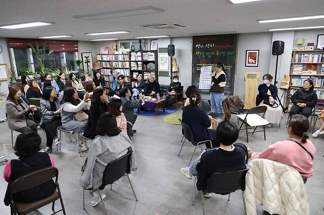 지난달 31일 광주 동구 다문화평화교육연구소에서 ‘빵과 장미- 생존할 권리와 존엄할 권리’를 주제로 열린 제2회 광주이주민인권포럼에서 장지예씨가 조별토론 결과를 발표하고 있다. 김혜윤 기자