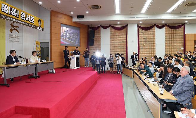 인요한 국민의힘 혁신위원장이 4일 오후 부산 경성대학교에서 열린 이준석 전 대표, 이언주 전 의원이 진행하는 토크콘서트에 참석해 있다. 이날 인요한 혁신위원장은 1시간 30분가량 진행된 토크콘서트를 지켜보고 자리를 떠났다. 이 전 대표와 별도의 대화는 없었다. 연합뉴스