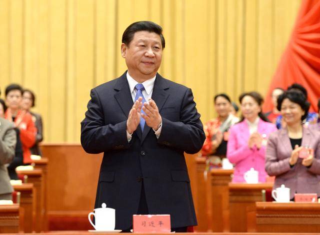 시진핑 중국 국가주석이 2013년 수도 베이징 인민대회당에서 열린 제11차 전국여성대표대회에 참석해 박수를 치고 있다. 지난달 23일부터 30일까지는 제13차 대회가 열렸다. 베이징=신화 연합뉴스