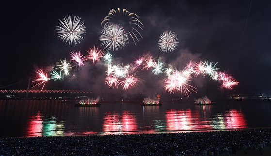 제18회 부산불꽃축제가 4일 밤 부산 수영구 광안리해수욕장 상공에서 펼쳐져 화려한 멀티 불꽃이 밤하늘을 수놓고 있다. 송봉근 기자