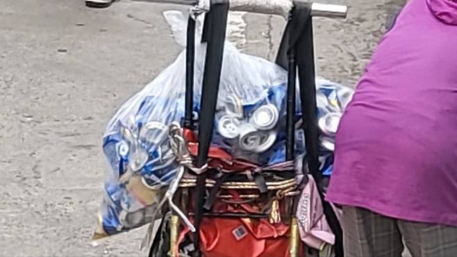 서울 대림동 인근에서 재활용품을 수거하는 노인의 비닐봉지 안에 맥주 캔이 쌓여 있다. 인근 지역의 식당이나 주거용 빌라 등에서 나온 폐기물인데 대부분 국산 맥주로 칭따오 맥주 캔은 찾아보기 힘들다. 사진=유지희 기자