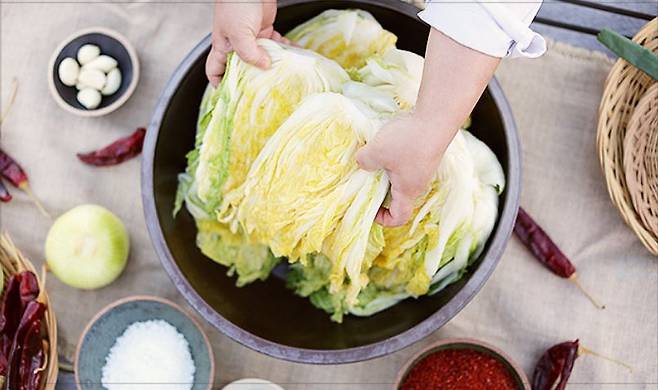 An instructor demonstrates making kimchi at Sanghanongwon's gimjang experience program (Sangha Farmers' Village)