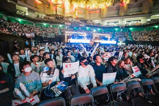 경기를 지켜보는 관람객들. LoL Esports