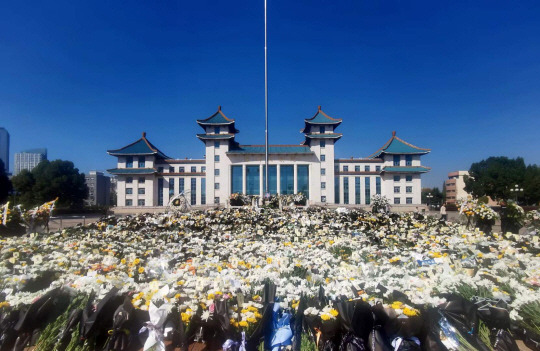 2일 중국 추저우의 인민광장의 국기게양대 인근에 리커창 전 총리의 죽음을 애도하는 조화들이 빼곡히 놓여 있다. 트위터 캡처