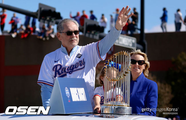 [사진] 텍사스 우승 퍼레이드에서 브루스 보치 감독이 팬들에게 손을 흔들고 있다. ⓒGettyimages(무단전재 및 재배포 금지)