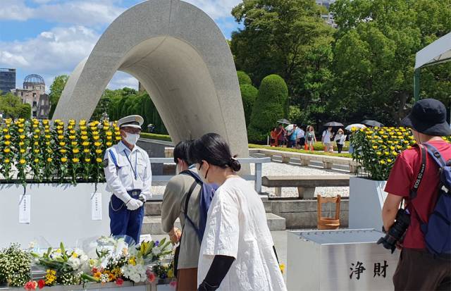 ▲ 히로시마 원폭 희생자들의 넋을 기리며 꽃을 바치는 사람들. 사진 왼쪽 멀리 원폭돔이 보인다. ⓒ김재명