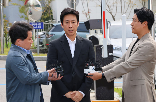 마약 투약 혐의를 받는 배우 이선균씨가 4일 오후 조사를 받기 위해 인천논현경찰서에 있는 인천경찰청 마약범죄수사계에 재출석하며 취재진의 질문에 답하고 있다. /연합뉴스